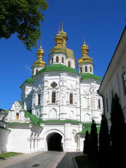 В) Церковь Всех святых над Экономическими вратами(1696-1698)построенная на средства И.Мазепы