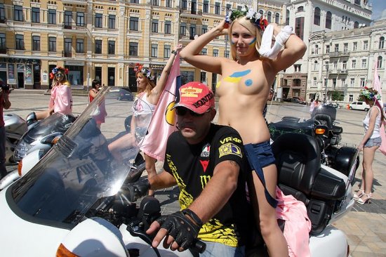 Жіночий рух FEMEN на день незалежності_3