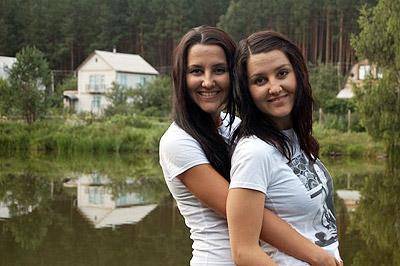 Для Лилии ее сестра-двойняшка Алия (на фото слева) была самым близким человеком.