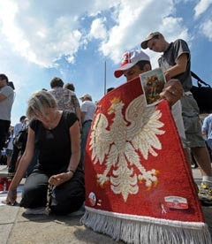 Противники переноса креста молятся у президентского дворца в Варшаве. Фото (c)AFP