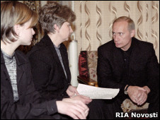 Владимир Путин в доме погибшего командира 