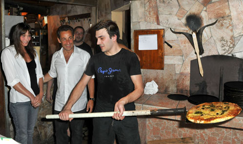 Николя Саркози и Карле Бруни испекли каравай в виде пиццы.