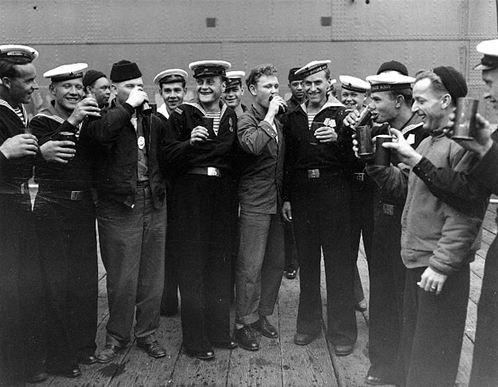 2 сентября 1945-го. Так советские и американские моряки праздновали победу на одном из кораблей в Токийском заливе.