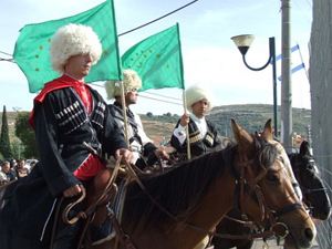 Сегодняшние черкесы в национальных костюмах - горы и кони все те же, поменялся лишь флаг.
