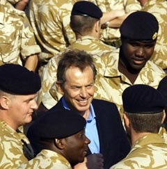 Тони Блэр и британские военнослужащие в Басре, 2004 год. Фото из архива (c)AFP