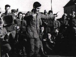 Это фото чеченца, танцующего в фашистской форме, взято из немецкой газеты времен Великой Отечественной. Гитлеровская пропаганда хотела показать, что большинство кавказцев на их стороне.