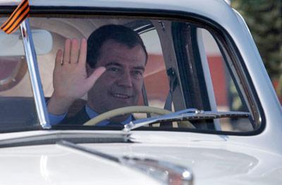 На автомобиль президент прикрепил Георгиевскую ленточку, что прекрасно сочетается с названием машины