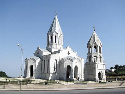 Во время войны азербайджанцы прятали в соборе Святого Христа Спасителя свое оружие, зная, что армяне не станут бомбить храм.   