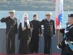 Предстоятель РПЦ побывал на военно-морской базе Тихоокеанского флота в закрытом городе-порту Вилючинск, где наградил многодетные семьи моряков.