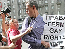 Гей-активист с плакатом, Москва