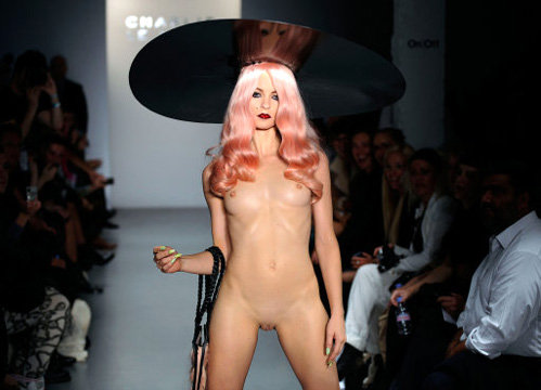 На Лондонской неделе моды Чарли ЛЕ МИНДУ выпустил на  подиум обнажённых моделей