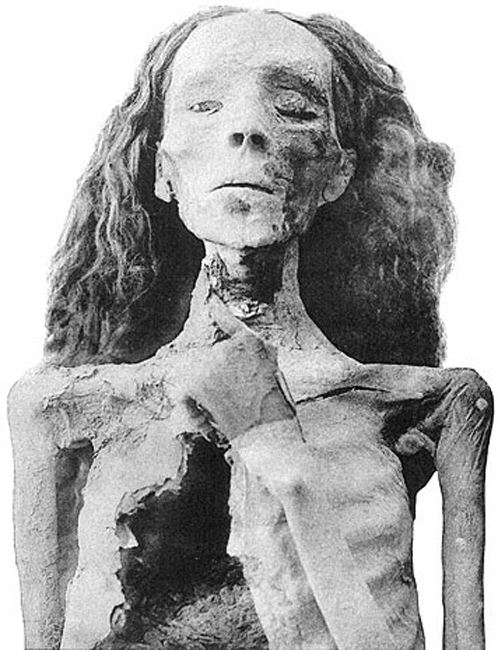 Это - старшая мумия из троицы, найденной рядом с Эхнатоном. Сейчас ее прочат на роль Нефертити