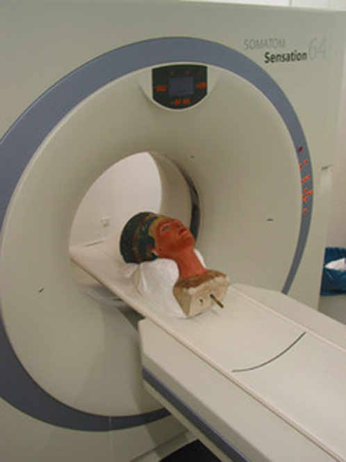 Нефертити исследовали в компьютерном томографе и увидели, что бюст был подправлен