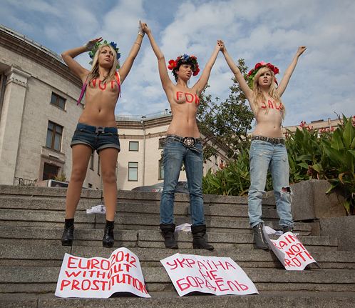 Активистки украинского движения Femen уверены, что топлес-протесты - самая удачная форма борьбы за права женщин. Мужчины, разумеется, не возражают. Любуются.