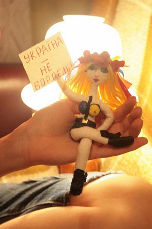 Такие сувенирные куклы Femen выпускает для своих фанатов.