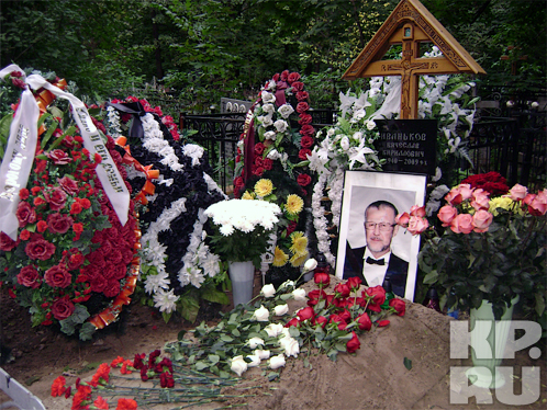 На могилу Вячеслава Иванькова каждый день несут живые цветы.
