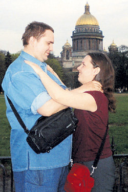 Ещё недавно супруги Сергей и Наталья выглядели влюбленной парой (в Питере, 2005 г.)