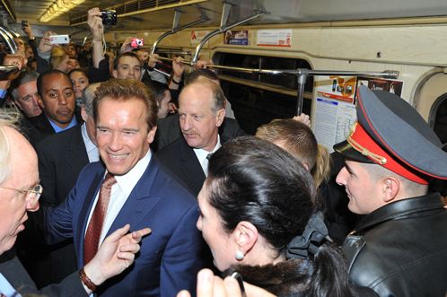 Москвичи были ошарашены, увидев Шварценеггера в метро. Арнольд был ошарашен, увидев метро и москвичей в нем.