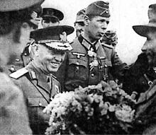 Ион Антонеску приветствует немецких и румынских офицеров после падения Одессы, 1941 г.