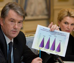 Виктор Ющенко демонстрирует диаграмму, на которой видно, что смертность от гриппа и пневмонии в 2009 г. является самой низкой за последние четыре года. Киев, 9 ноября