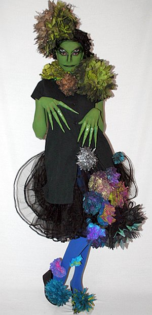 На Хэллоуин Шина сотворила костюм кикиморы все из того же единственного платья. Все сказочные детали, включая перчатки с «перепонками», она сделала вручную сама. 