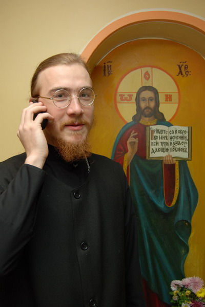 Теперь большинство духовных вопросов можно решить по мобильному. Фото Ирины МАКУШИНСКОЙ.