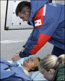 Медики несут пострадавшего в самолет в аэропорту Перми