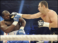 Боксер Виталий Кличко наносит удар Кевину Джонсону 12 декабря 2009 года