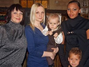 Галина (слева), ее дочь, внук Миша и Инна Белова с сыном Данилой.