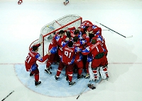 На фото: победная куча-мала российских хоккеистов
