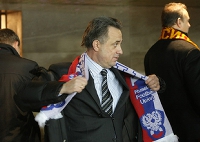 На фото: министр спорта Виталий Мутко покидает Российский футбольный союз