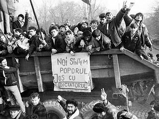 По официальной версии, Николае Чаушеску в 1989 году во время революции бежал из столицы на вертолете, спасаясь от многотысячной толпы митингующих у телецентра