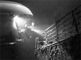 В БЕЗДНЕ: глубоководный аппарат «Мир-2», завис над носовой частью «Титаника»