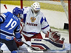 Момент матча между молодежными хоккейными командами России и Финляндии