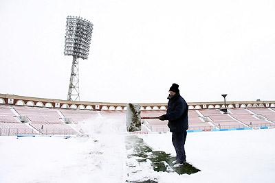 Так выглядело поле минского стадиона до того, как его начали очищать от снега.
